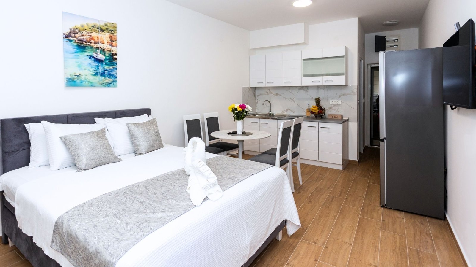 Studio apartment Herceg Novi, interior with bed, dining table and kitchenette.